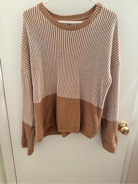 Max Studio Two-Tone Ribbed Crewneck Sweater in Cream and Tan
